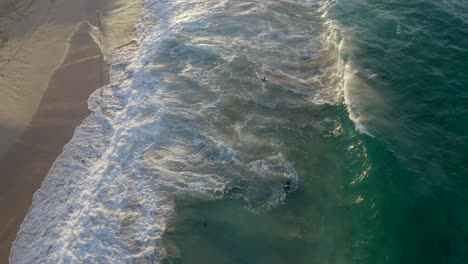 las olas rompientes meditativas, el rocío del océano crean impresionantes texturas oceánicas