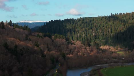 Drohnenüberflug-Des-Redwood-State-Parks-Mit-Blauem-Himmel-Und-Wolken-In-Der-Ferne