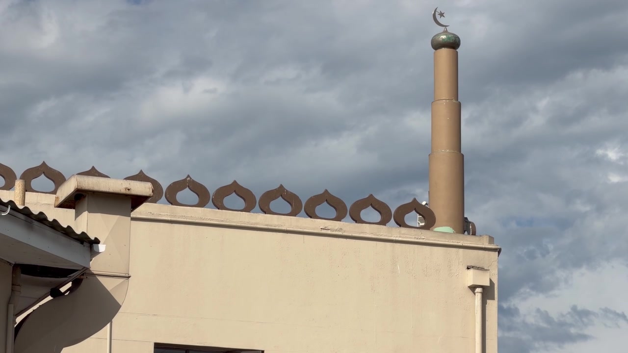En minaret til en moské i en muslimsk by