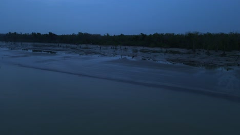 playa cerca de sundarbans bosque de manglares por la noche en la costa de bangladesh, vista aérea de drones