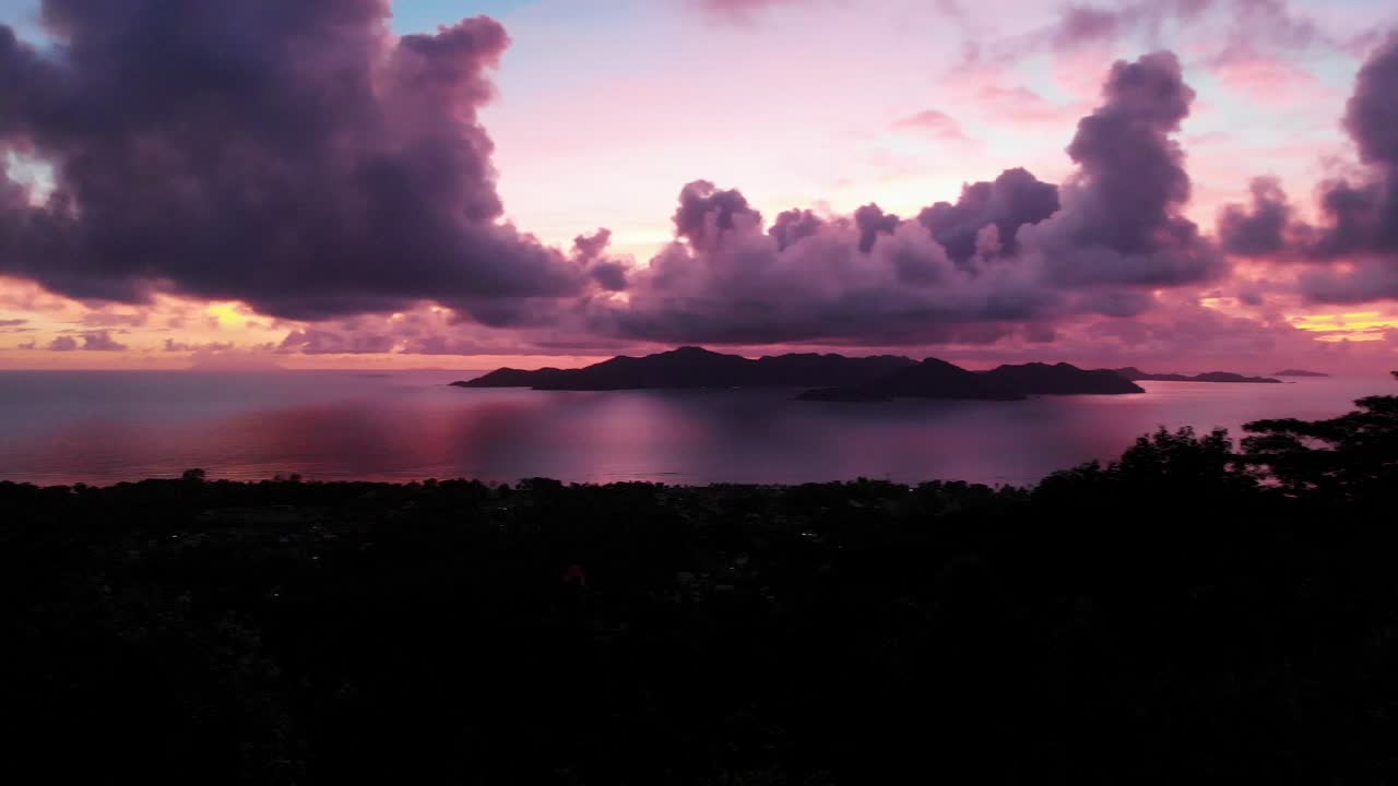 hermosa puesta de sol en la digue, una isla de las seychelles