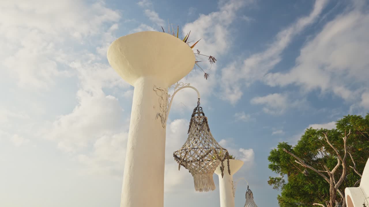 ⁇ 불 빛 스탠드는  ⁇  빌라의 뒷면에 앉아 있습니다.