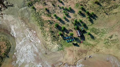 Eine-Gruppe-Von-Menschen-Mit-Zelten-Kampiert-In-Der-Nähe-Des-Magadi-Sees-Im-Great-Rift-Valley-Im-Süden-Kenias