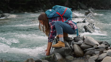 Turista-Tocando-Agua-En-El-Río.-Mujer-Cansada-Bebiendo-Agua-Dulce-Del-Arroyo