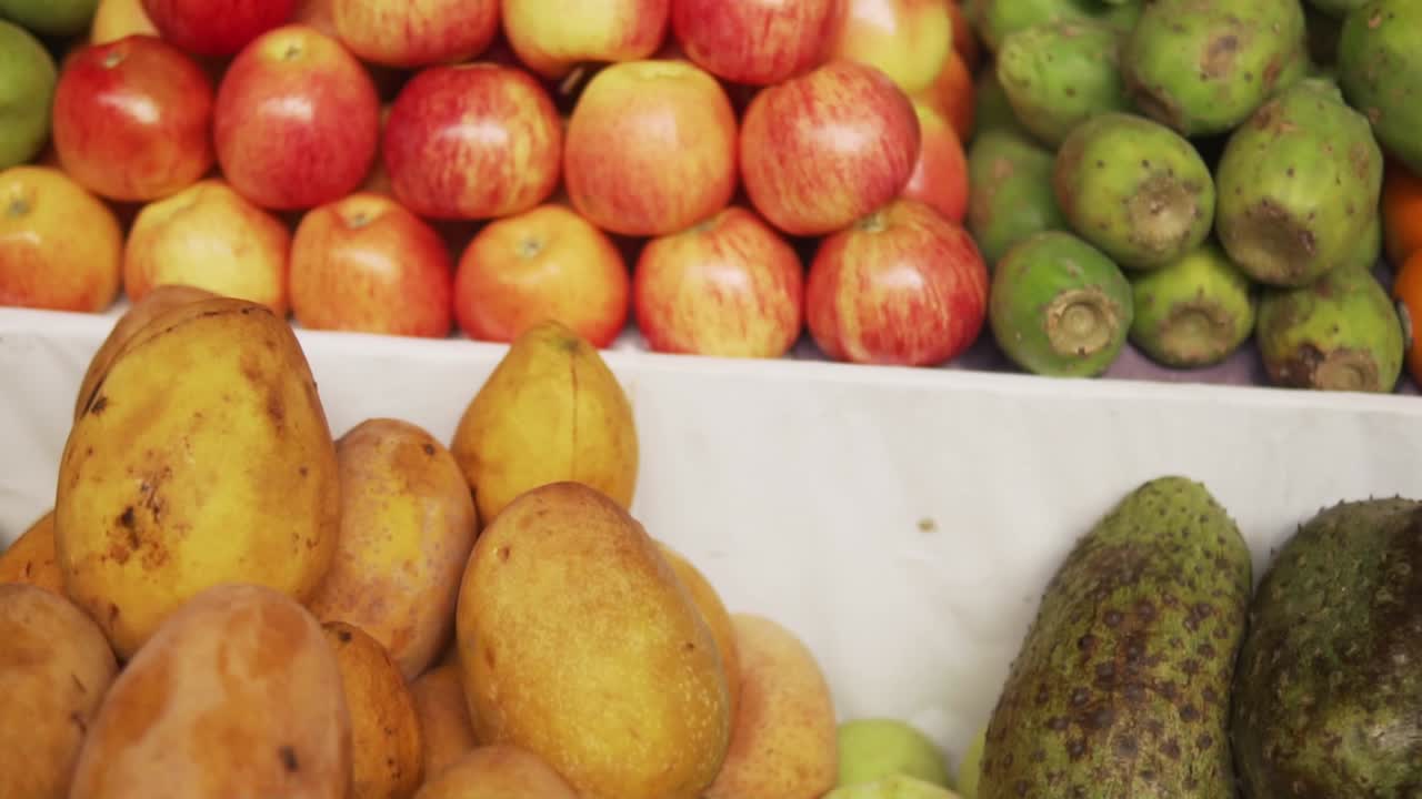 cámara lenta 120 fps - puesto de frutas en un típico mercado peruano