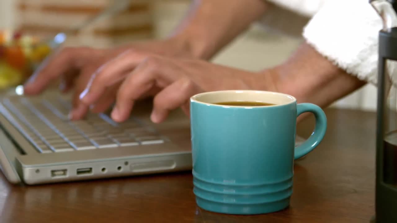 hombre guapo y casual desayunando.