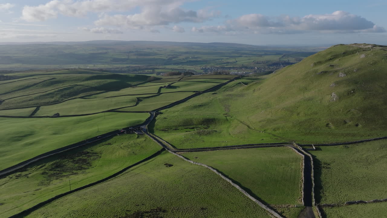 estableciendo una toma aérea de los campos en los valles de yorkshire y el paisaje montañoso