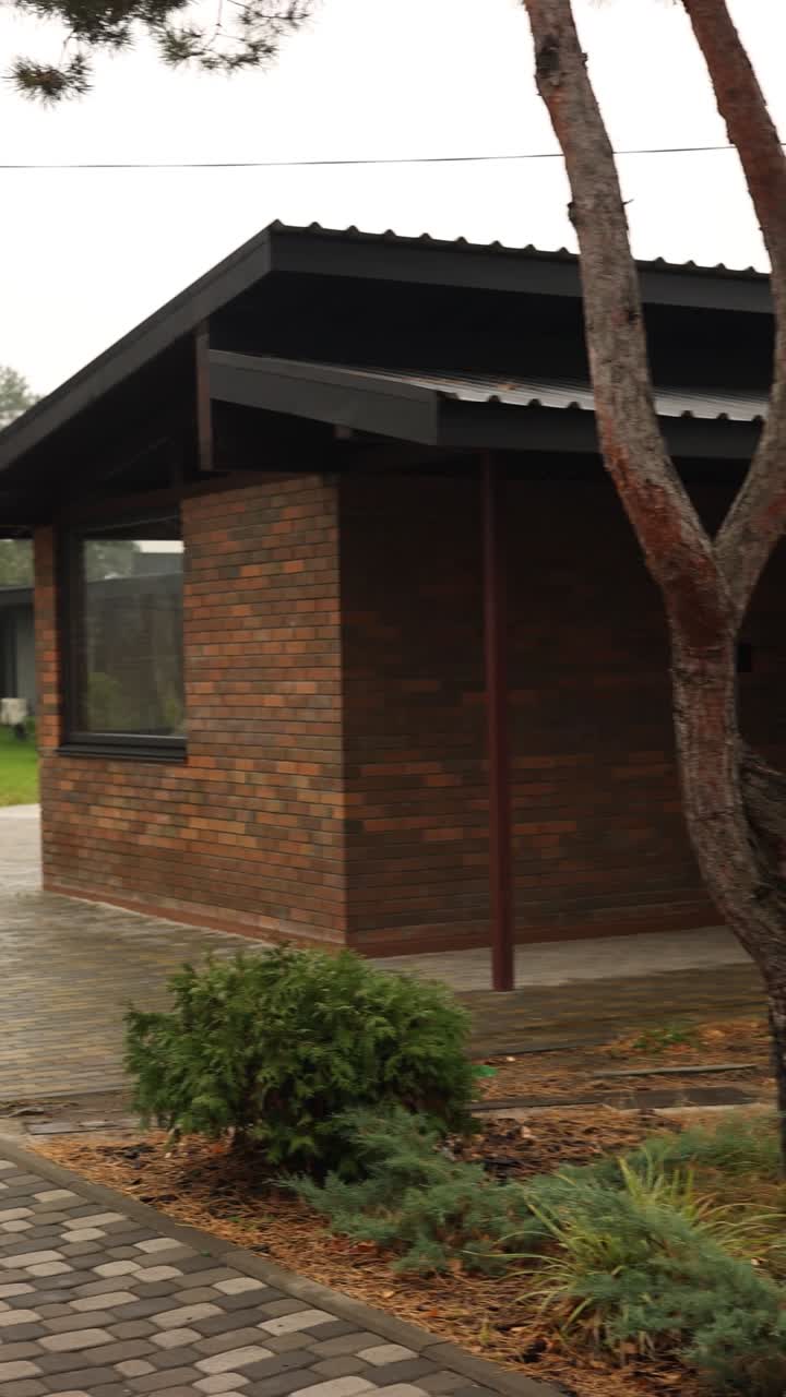 casa de ladrillo con paisajismo