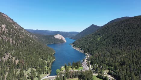 Ein-Bergsee-Juwel:-Entdecken-Sie-Den-Paul-Lake-In-Kamloops,-Sonnenverwöhnt-Und-Von-Bewaldeten-Gipfeln-Umgeben