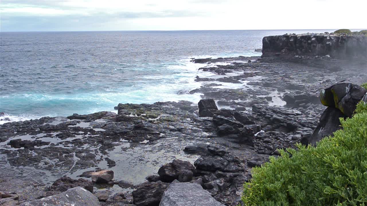 갈라파고스 제도 국립공원과 해양보호구역 에콰도르의 에스파뇰라 섬에 있는 푼타 수아레즈의 바닷물 블로우홀 광각