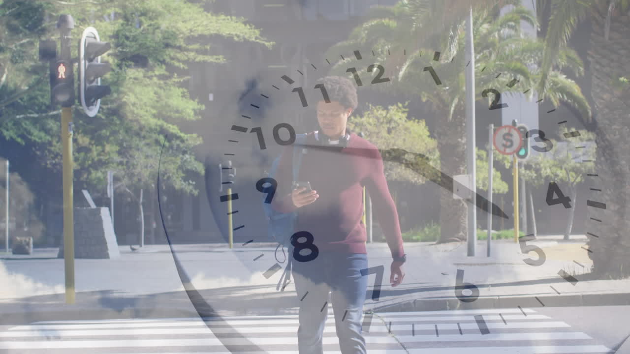 animación del escaneo del alcance del reloj y los iconos de las redes sociales sobre una mujer con teléfono inteligente