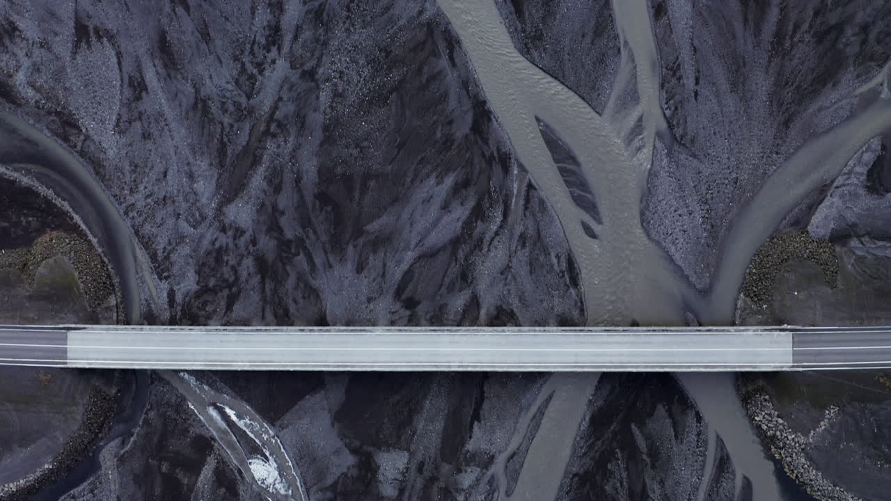 antena revelan el puente mulakvisl sobre el río islandia