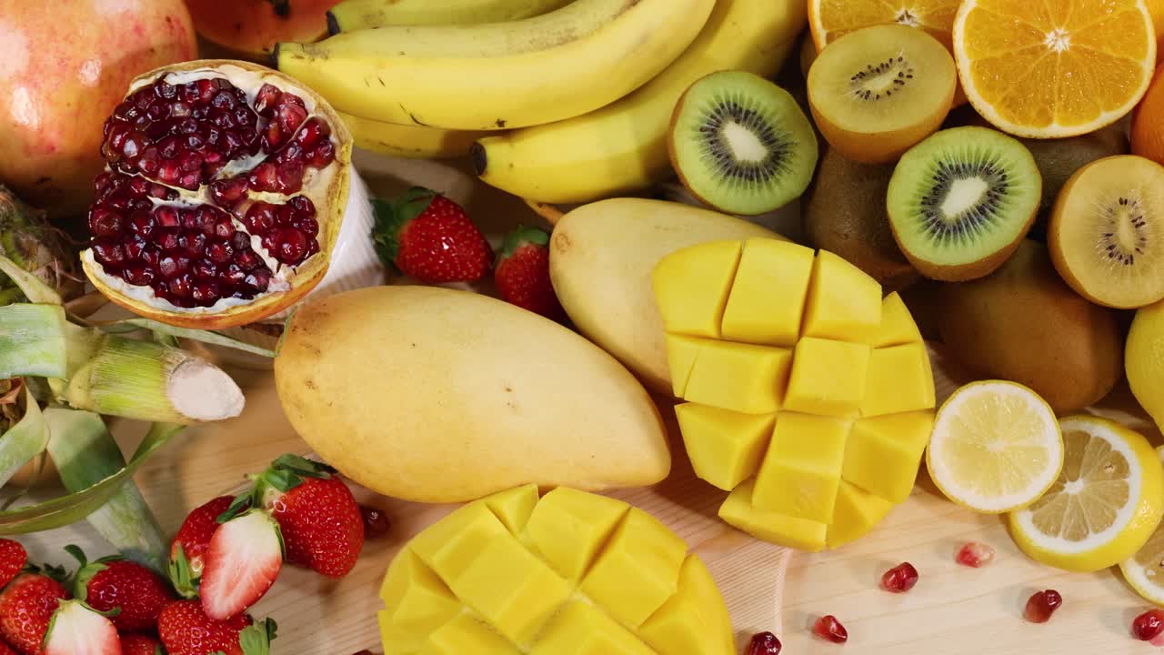 Un vivace assortimento di vari frutti freschi