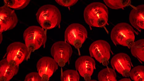 un primer plano de las linternas rojas tradicionales chinas colgando del cielo, que simboliza el amor, el brillo y la protección