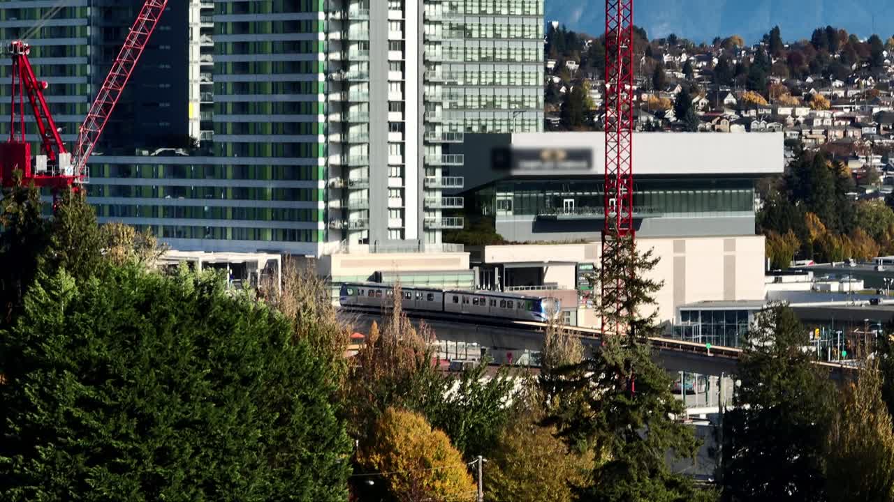 el skytrain llegó a la estación de marine drive, una estación elevada del metro en vancouver, canadá.
