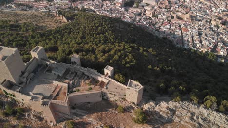 jaén的城堡在夏天下午的中世纪城堡飞行和地面拍摄, 它还显示了jaén城市使用无人机和4k24fps的动作摄像头使用nd过<unk>器