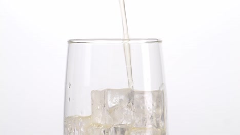 컵에 맥주를 부는 것