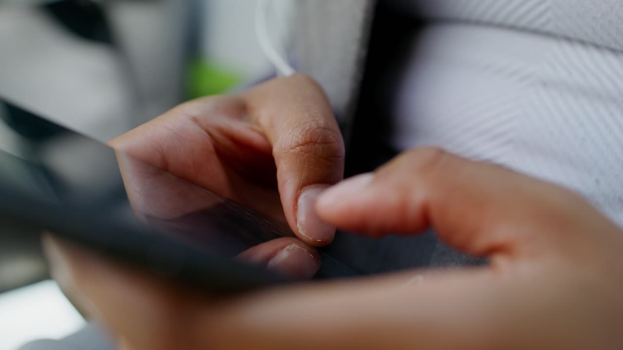 persona que utiliza un teléfono inteligente