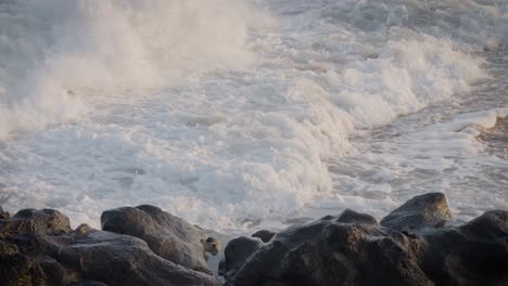 Olas-Azules-Llegan-A-La-Costa-De-Hawai-En-Cámara-Lenta-Y-Rompen-A-Lo-Largo-De-Una-Costa-Escarpada-1