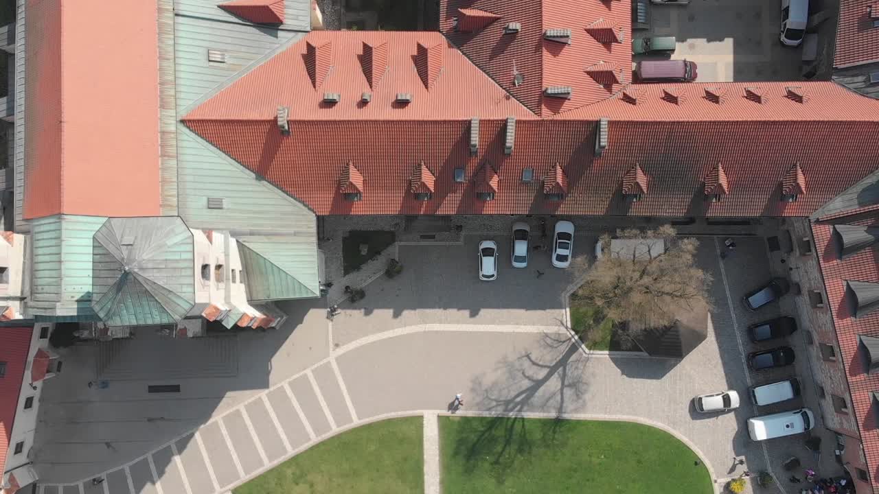 monasterio en la roca desde el aire