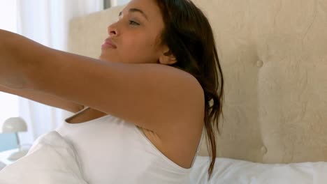 mujer despertando y estirándose