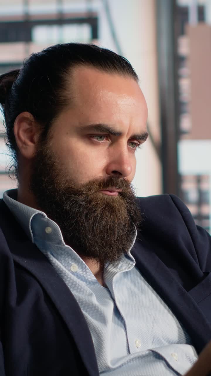 Video verticale di un uomo d'affari che si addormenta alla scrivania a causa del burnout e della pressione della leadership