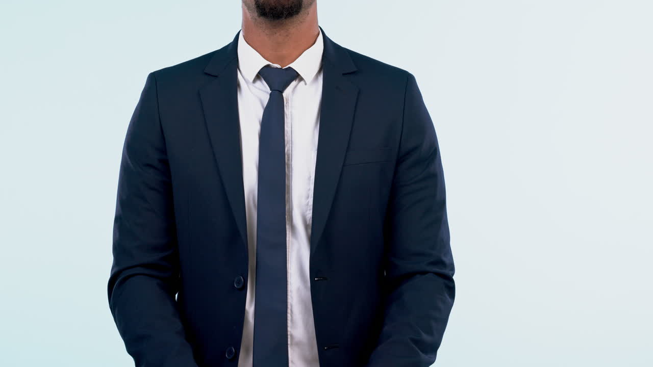 mano, pulgares hacia arriba y el hombre en el estudio para agradecerle