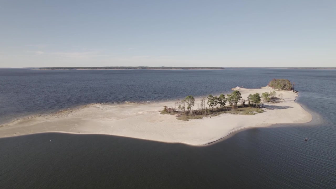 Luftfoto af en ø nær Twin Dikes Park ved Sam Rayburn-reservoiret i Texas.