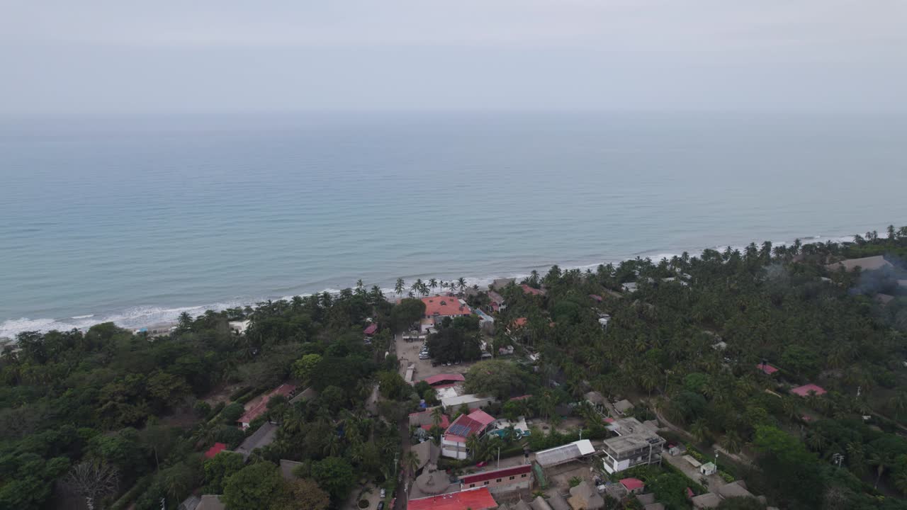 drone asciende por encima de la selva tropical boscosa y la costa oceánica en palomino colombia