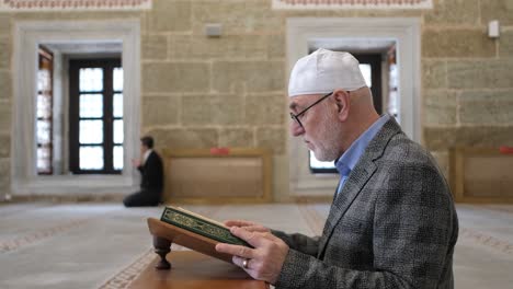 Old-Man-Worship-with-Quran