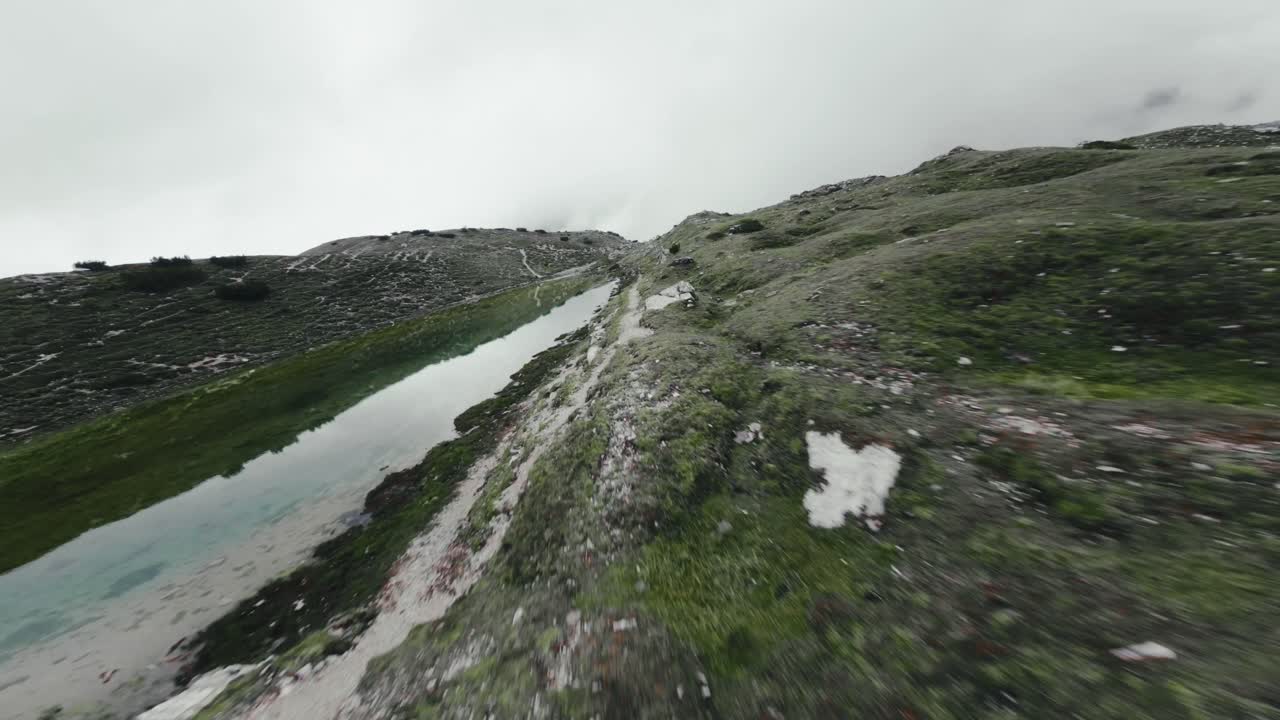 놀라운 이탈리아 백운석의 드론 클립, dji 아바타에서 촬영한 시네마틱 fpv 드론