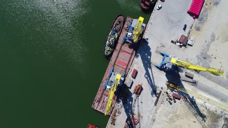vista aérea de un puerto con buque de carga y grúas