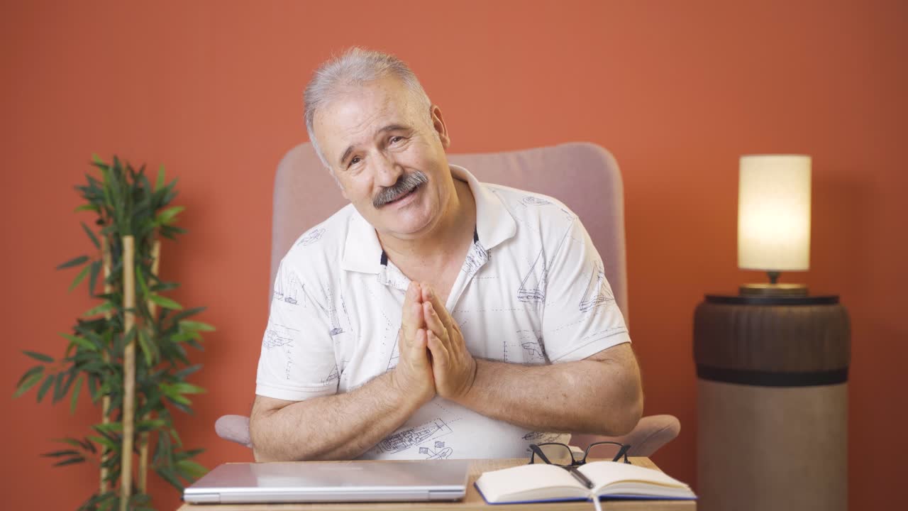 카메라를 쳐다보며 사과하는  ⁇ 은이