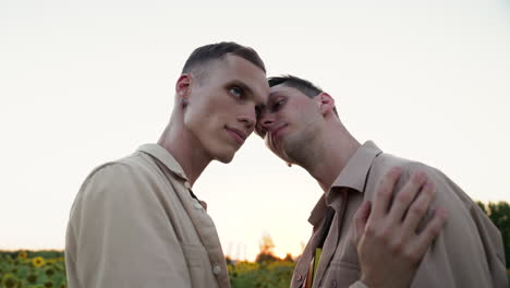 una pareja encantadora en un campo de girasoles