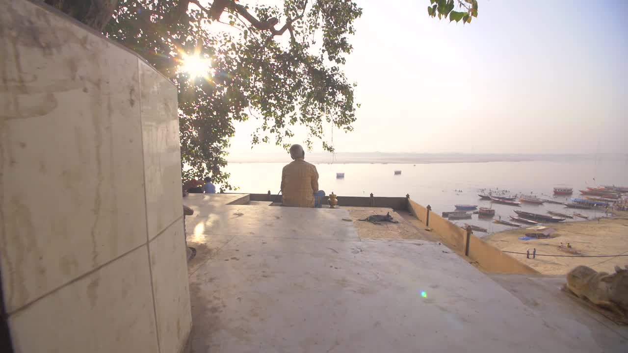 벽에 앉아 있는 사람을 향해 추적