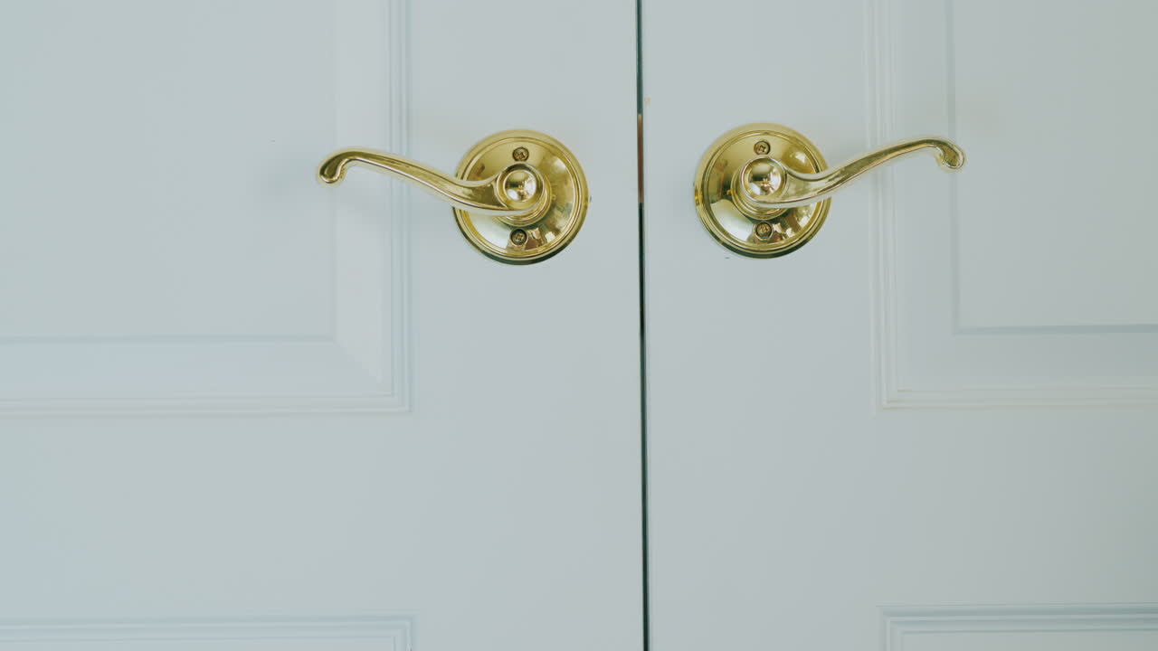 женская рука быстро вешает табличку "не беспокоить" на дверную руку