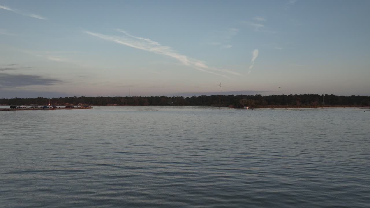 석양 위크스 베이 근처의 펠리칸 포인트