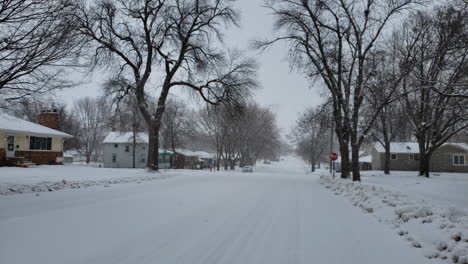 Kleinstadtstraße-Mit-Schneefalltag