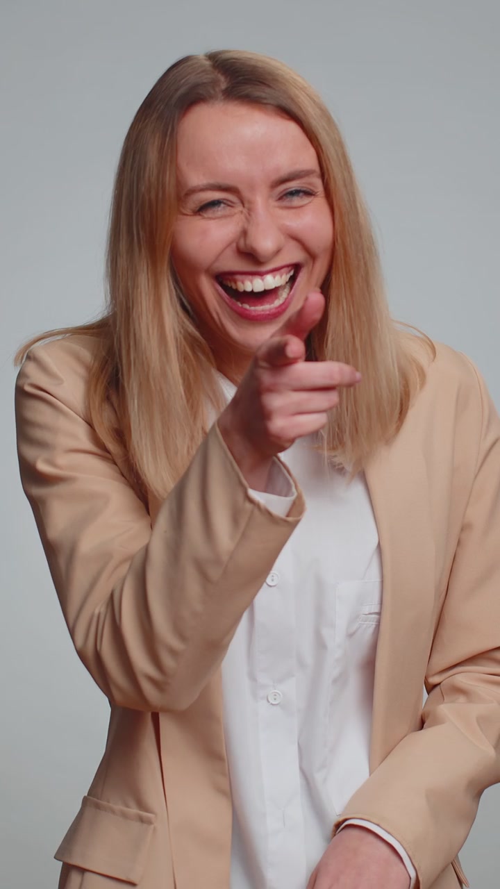 Divertimento sorridente allegra donna d'affari ridere ad alta voce divertente ridicolo scherzo aneddoto bullismo