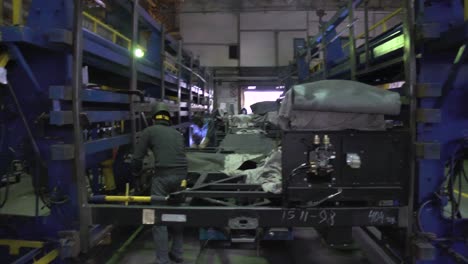 ensamblaje de chasis de autobuses en una instalación de fabricación