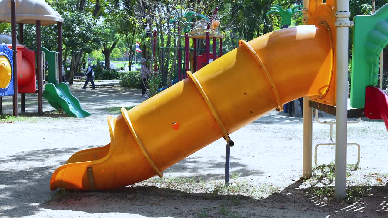 diversión en el patio de recreo con toboganes y columpios
