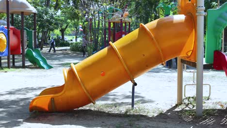 diversión en el patio de recreo con toboganes y columpios
