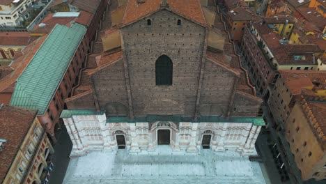 Aufsteigender-Drohnenschuss-über-Der-Basilika-San-Petronio,-Bologna,-Italien