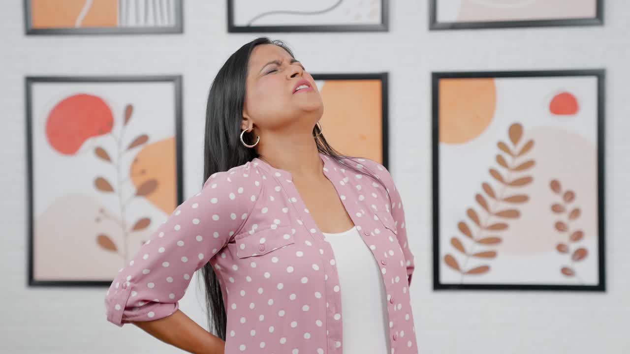 mujer india moderna con dolor de espalda