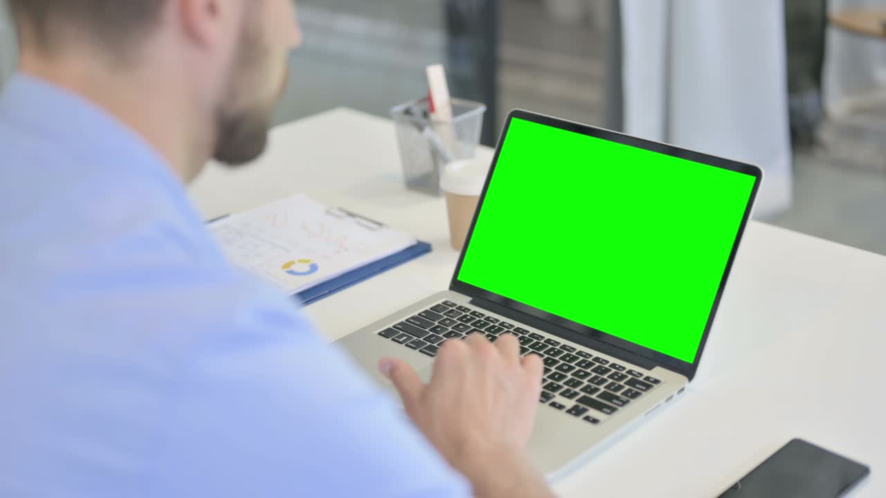 llamada de video de hombre creativo en portátil con pantalla chroma