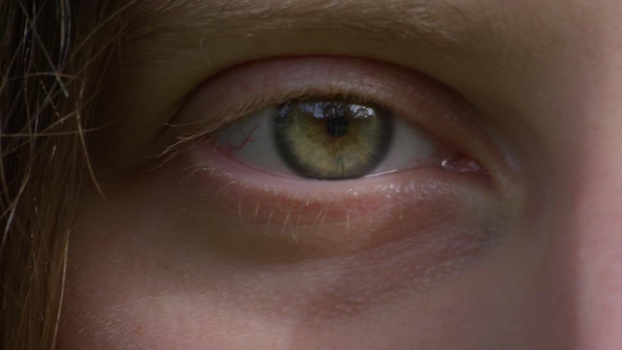 gran primer plano de una joven hermosa ojo derecho mirando fijamente a la cámara