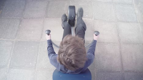 vista de arriba hacia abajo de un hombre haciendo ejercicio en una bicicleta de ejercicio al aire libre