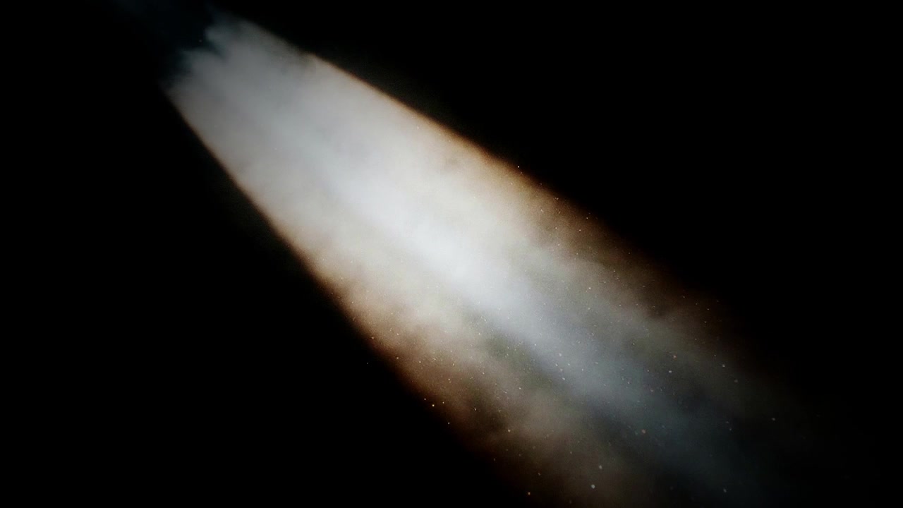 Partículas de poeira flutuando em um feixe de luz brilhante