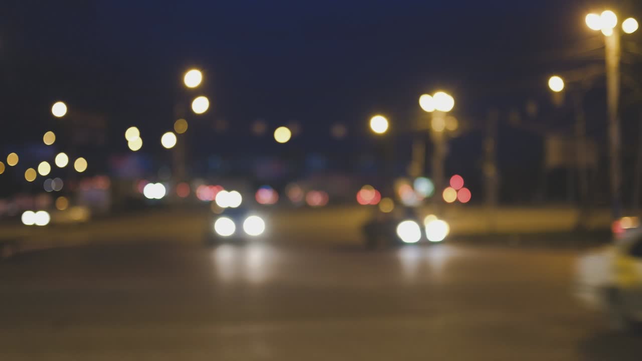 en el tráfico nocturno borroso disparar color vintage