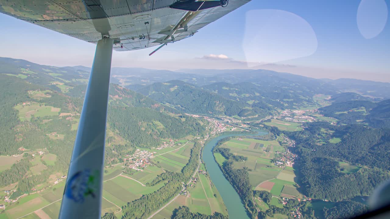 vista desde la ventanilla de una avioneta que transporta a un grupo de paracaidistas para un salto
